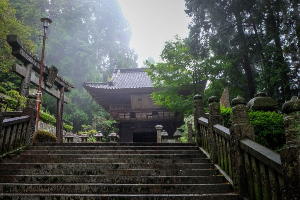 Hashikura-ji_Temple_stone_steps