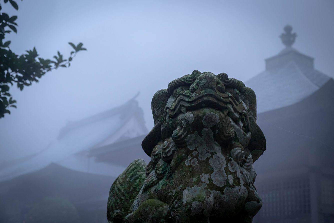 Temple 12 Shosanji lion dog in the mist