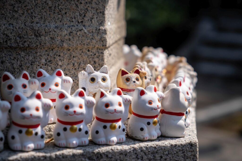 Temple_81_Shiromine-ji_cat_figurines