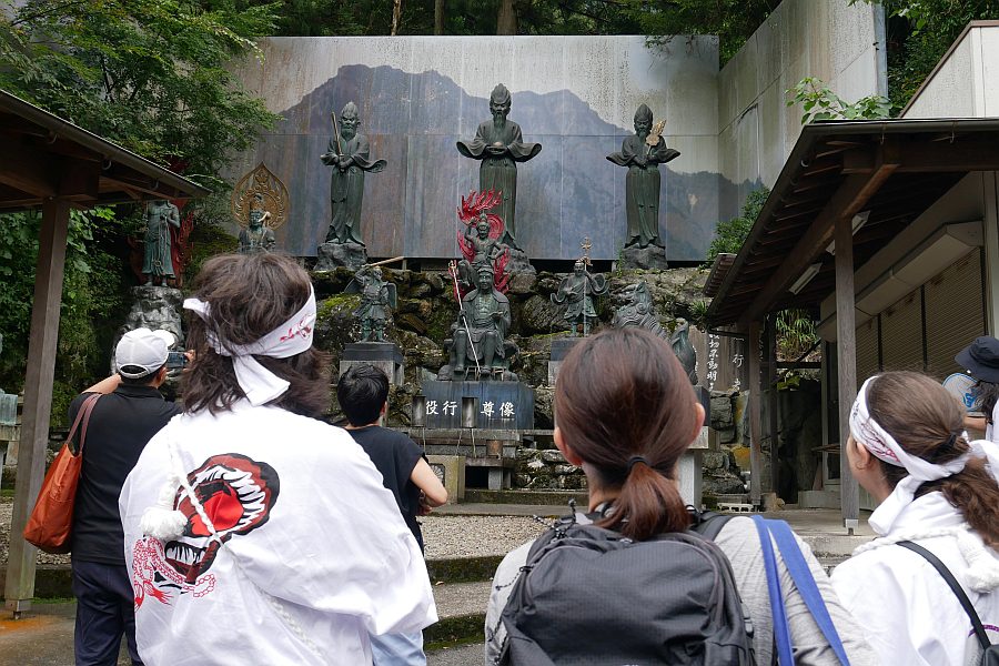 Ishizuchi Jojusha three statues