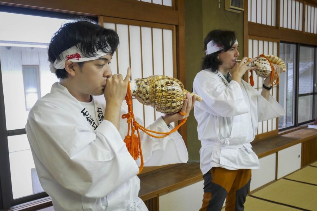 Ishizuchi Shrine conch blowing (2)