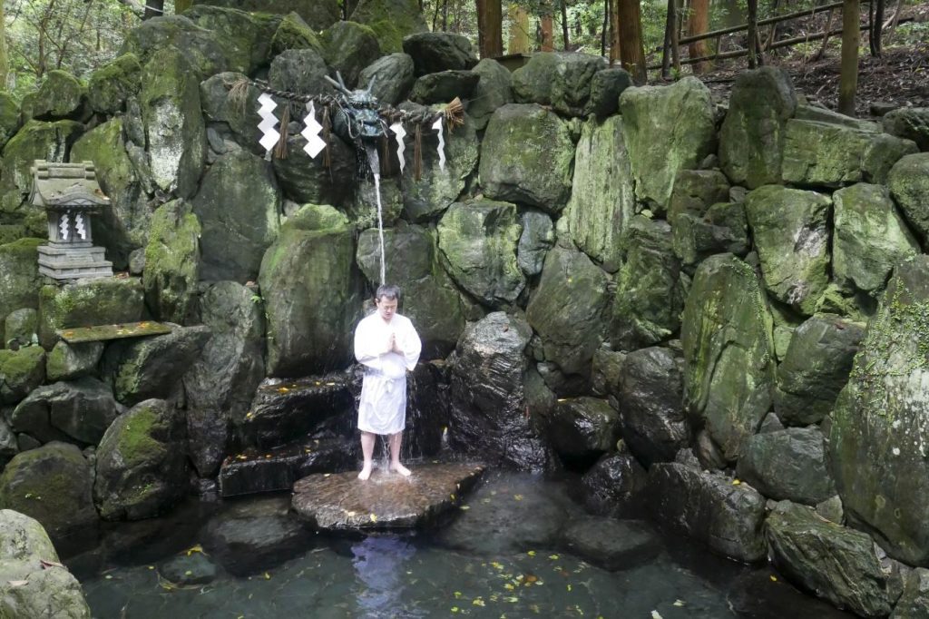 Ishizuchi Shrine water purification ritual (2)