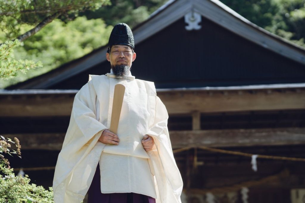 Tsurugi Shrine Shinto priest (2)