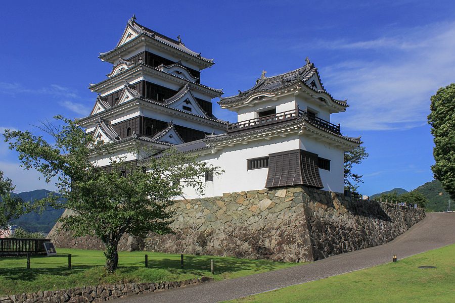 Ozu Castle blue sky