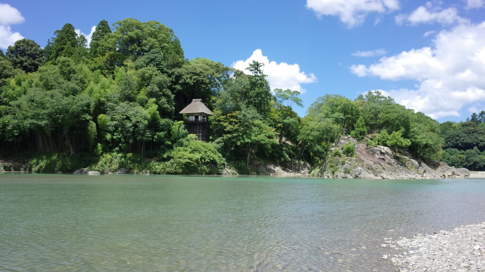 The historic Garyu Sanso villa surrounded by nature.