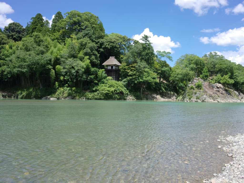 The historic Garyu Sanso villa surrounded by nature.