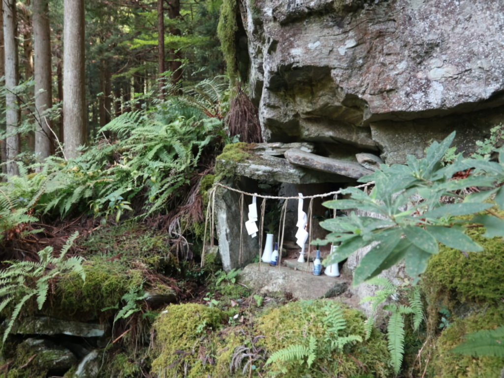 In Iya's Shigesue village, each household has its own Yama no Kami, a forest prayer site for nature's protection. Makoto now shares this tradition with visitors.