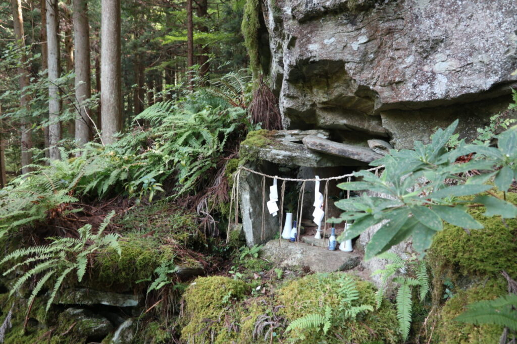 One of the traditions that developed in Iya, and which Makoto now shares with visitors, is the Yama no Kami, or “Deity of the Mountain.” Whereas in other parts of Japan the Yama no Kami is often a communal shrine or sacred site, in Shigesue each household has its own Yama no Kami, a place to pray to the powers of nature for safety in their household, freedom from disaster, and the mountain’s protection. Traditionally, the family has taken time on New Year’s Eve to tidy the site and make offerings at their Yama no Kami, a hollow in a prominent boulder in the woods behind the home. Today, Makoto invites visitors to take part in the same simple practice, hoping it allows them to experience something of the deep connection to nature that makes life in Iya possible.