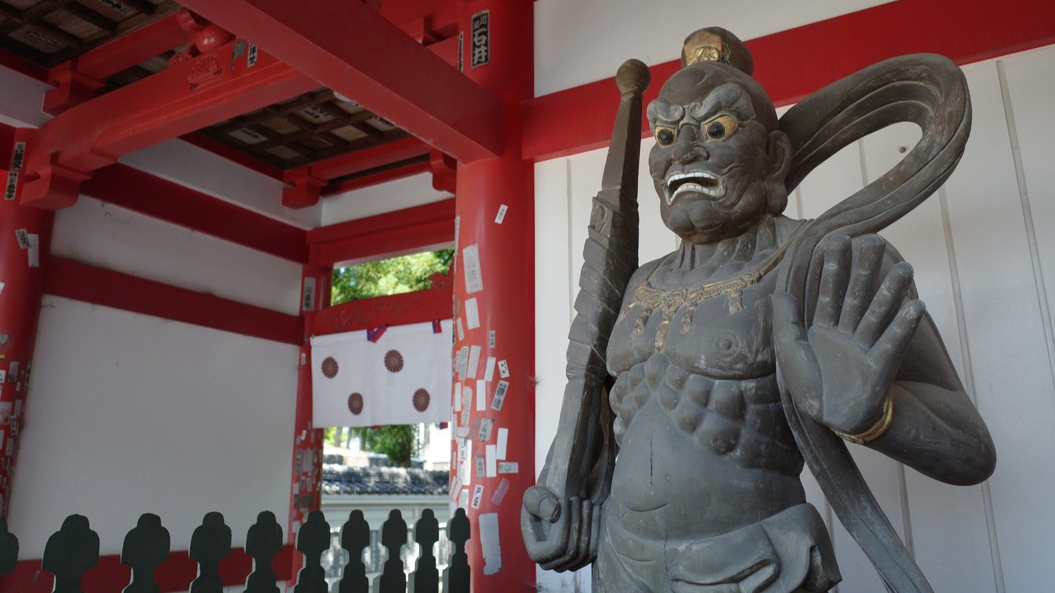 A guardian deity holding a club scares off malevolent forces at the gate of Konsen-ji. 