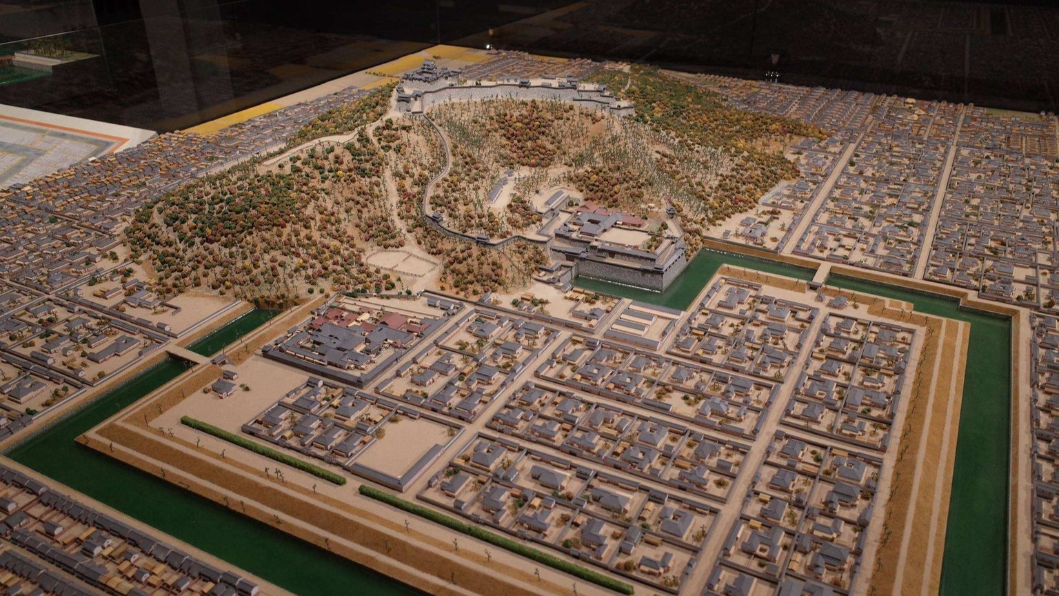 A model of Matsuyama Castle's three enclosures as they were in the Edo Period. In the foreground is the Sannomaru, in the middle is the Ninomaru, and at the top is the Honmaru. 