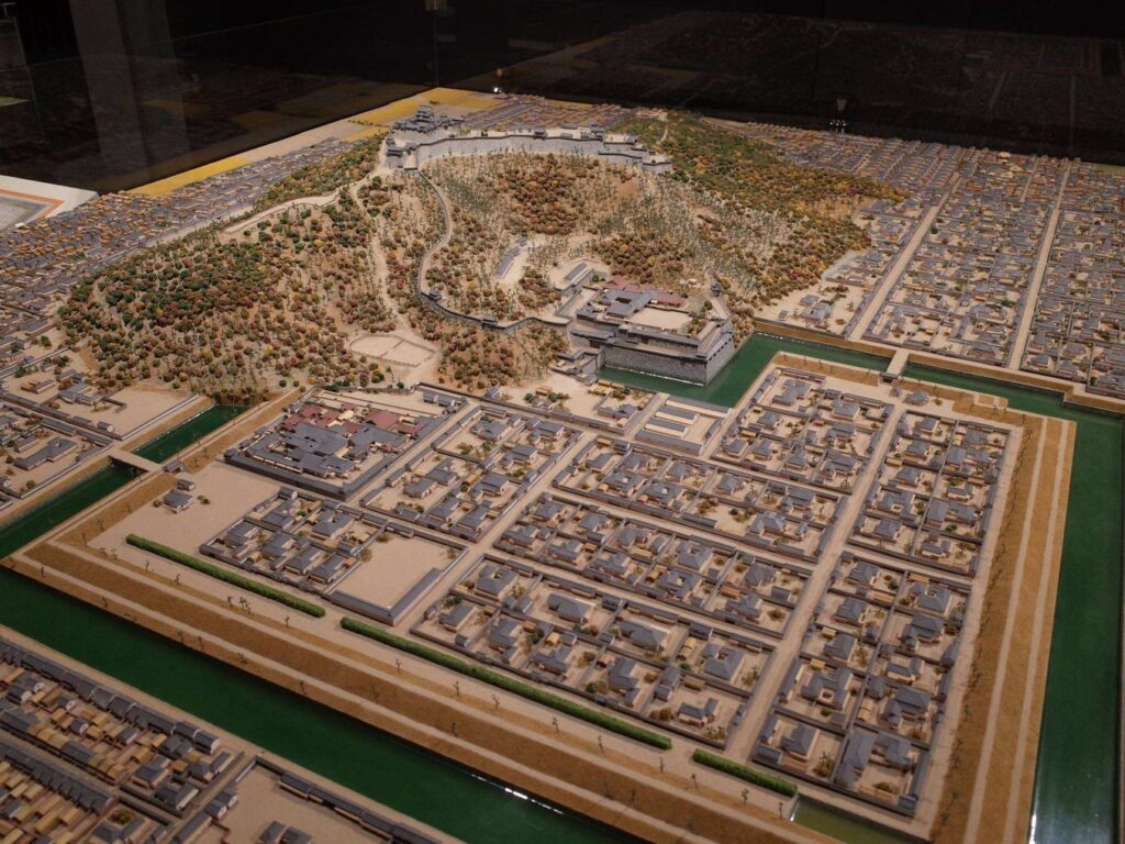 A model of Matsuyama Castle's three enclosures as they were in the Edo Period. In the foreground is the Sannomaru, in the middle is the Ninomaru, and at the top is the Honmaru. 