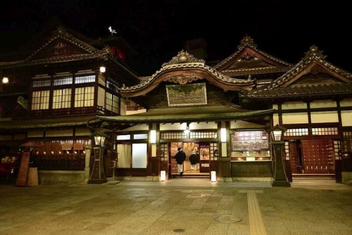 Dogo-Onsen-Honkan-night