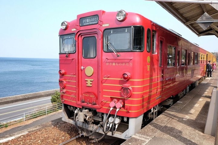 Iyonada-Monogatari-train-Kaminada