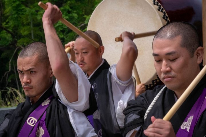 Jogan-ji_Temple_doll_funeral_priests_drumming