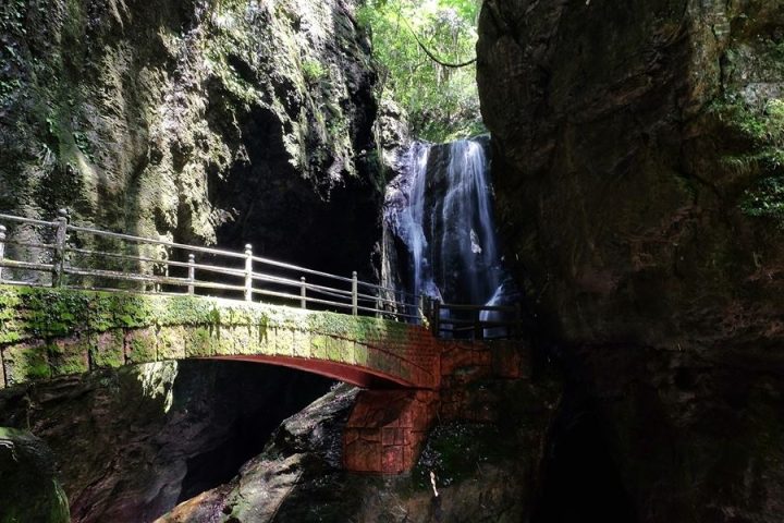 Nakatsu-gorge-falls
